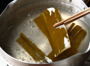 Kombu is boiled in a pot.